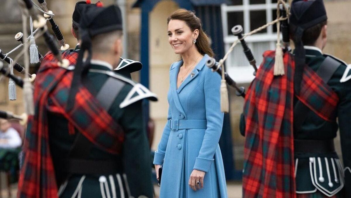 Кейт Миддлтон показала 2 изысканных образы и завершила тур Шотландией Кейт Миддлтон показала 2 изысканных образы и завершила тур Шотландией