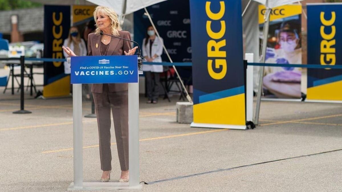 Джилл Байден ошеломила стильным образом в шоколадном костюме фото Джилл Байден ошеломила стильным образом в шоколадном костюме фото