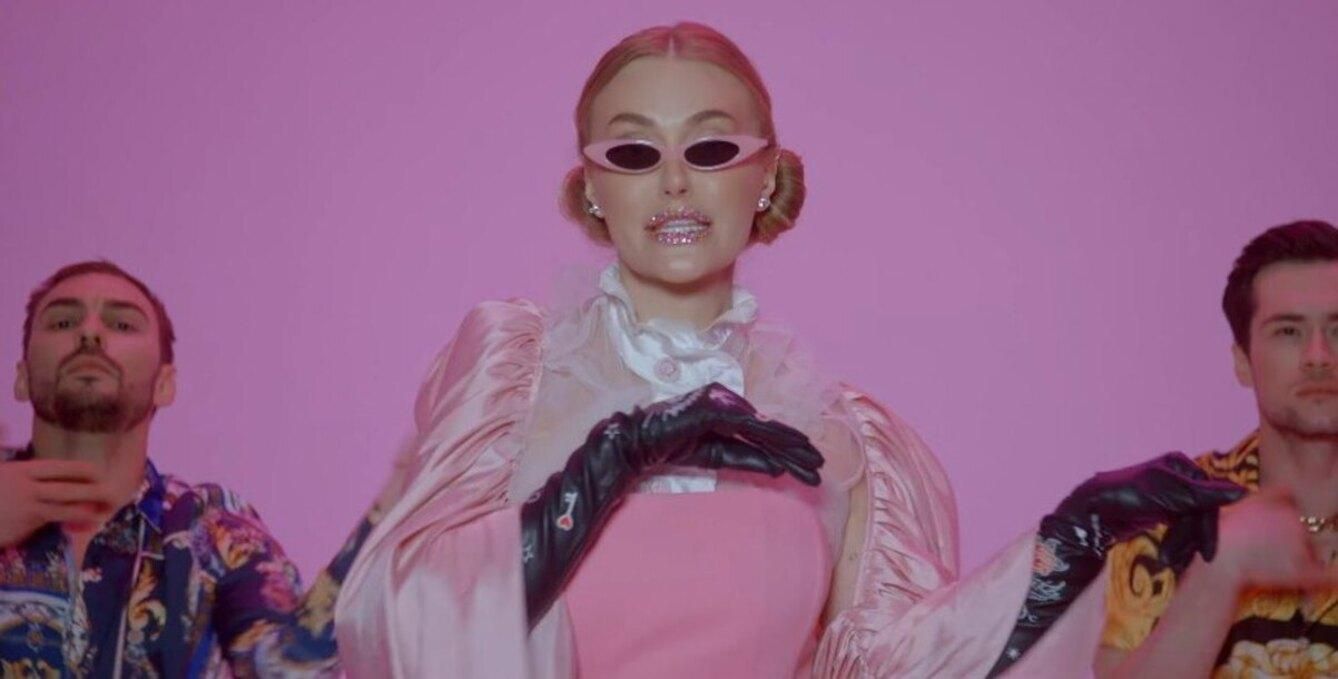 Слава Камінська випустила кліп на пісню Slava Bogu: іронічне відео Слава Камінська випустила кліп на пісню Slava Bogu: іронічне відео