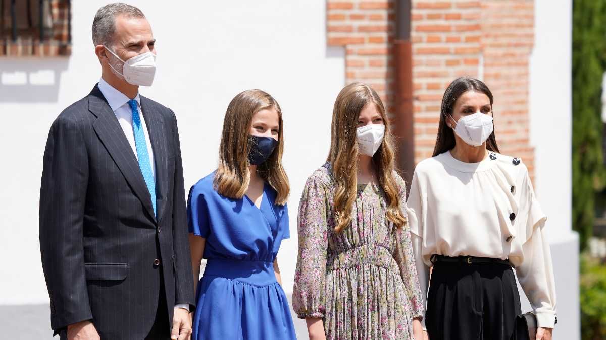 В черных брюках и белой блузке: королева Летиция появилась на публике В черных брюках и белой блузке: королева Летиция появилась на публике