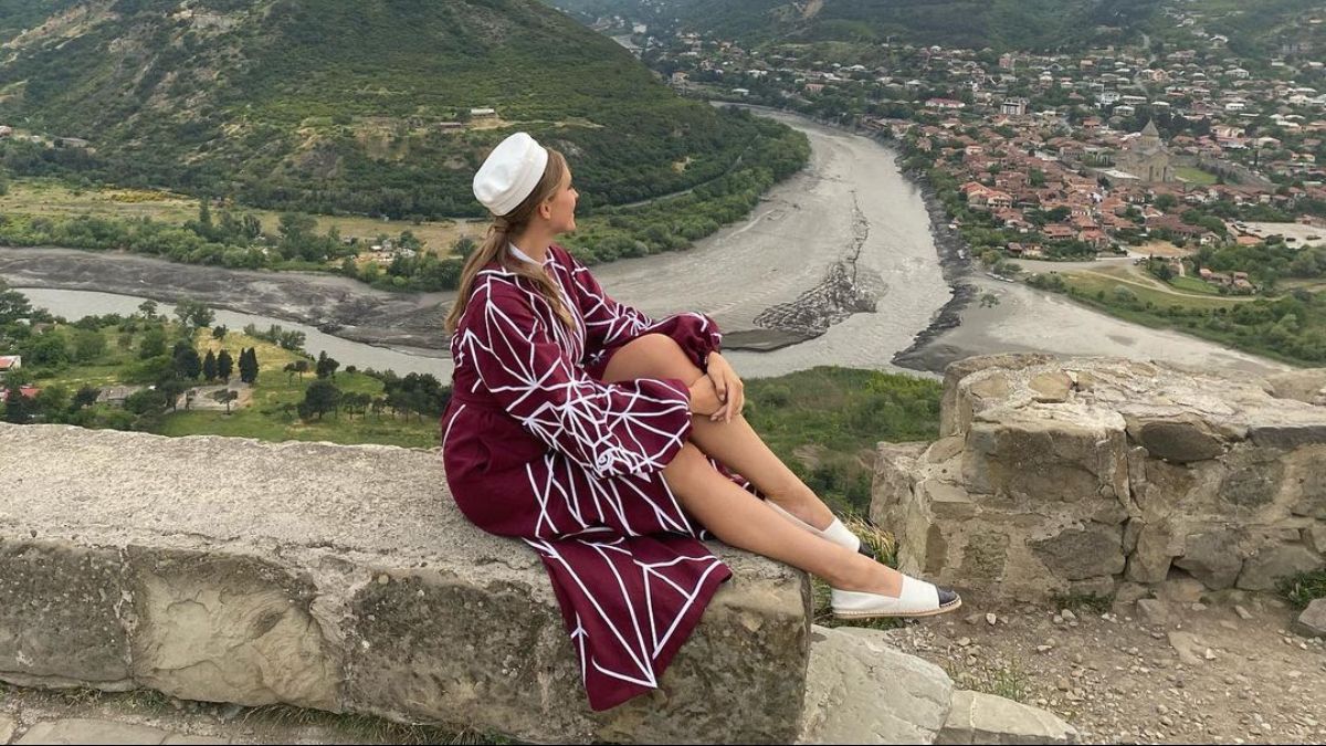 Катя Осадча приголомшила образом у бордовій сукні в Грузії: фото