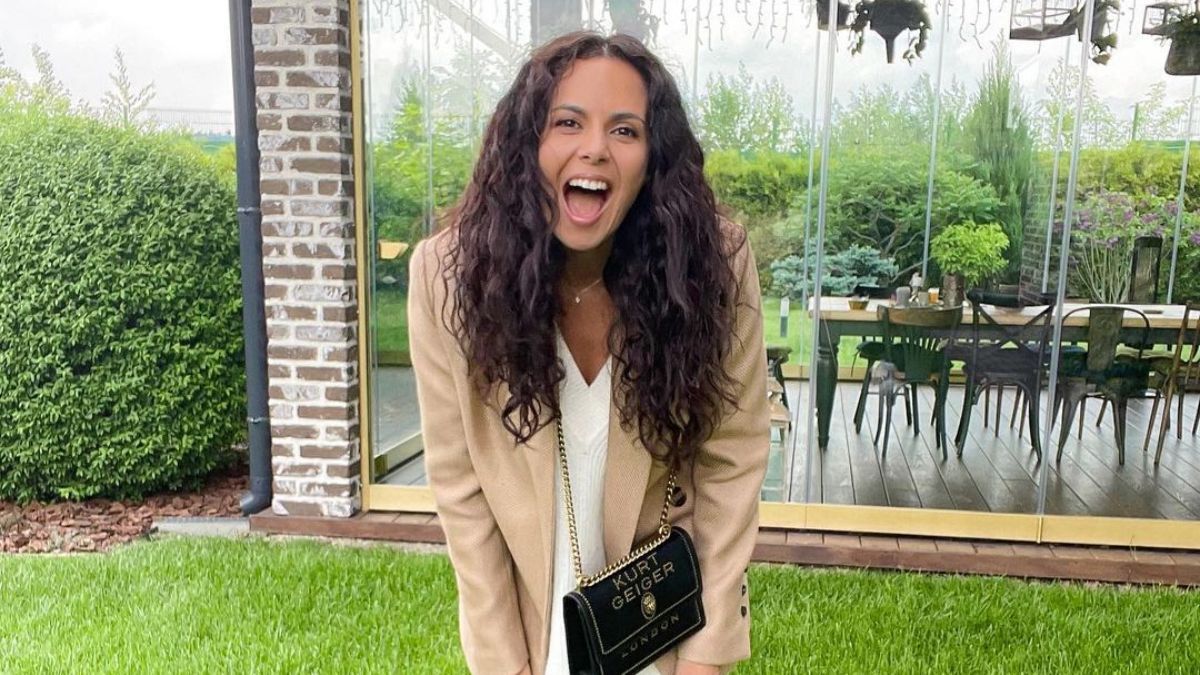 Настя Каменских показала повседневный образ: фото в джинсах и пиджаке Настя Каменских показала повседневный образ: фото в джинсах и пиджаке