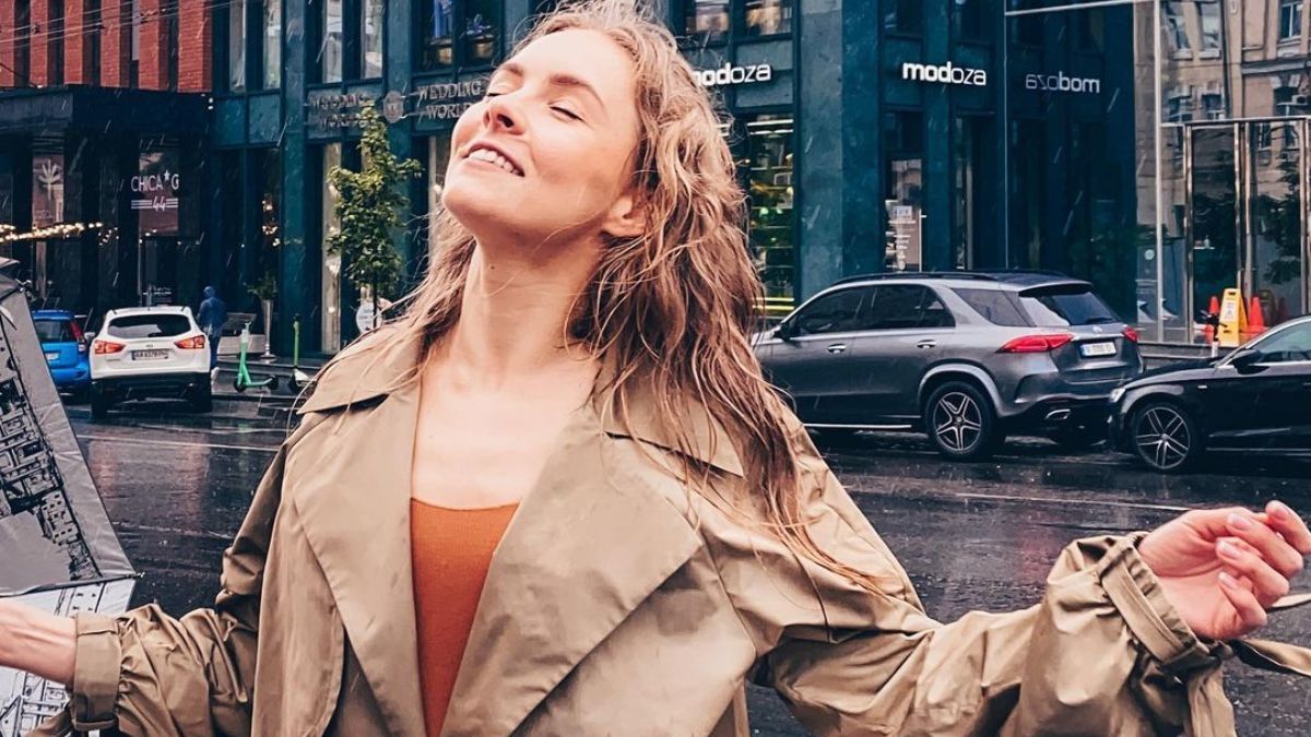 Олена Шоптенко позувала під дощем: фото стильного образу танцівниці Олена Шоптенко позувала під дощем: фото стильного образу танцівниці