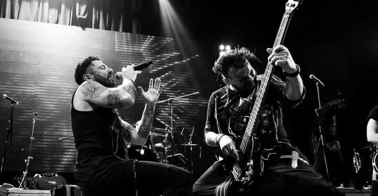 Лидер Kozak System упал с колонок на концерте - курьезное видео Лидер Kozak System упал с колонок на концерте - курьезное видео