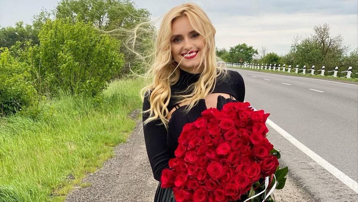 Ірина Федишин вразила стильним образом у чорній сукні: яскраві фото Ірина Федишин вразила стильним образом у чорній сукні: яскраві фото