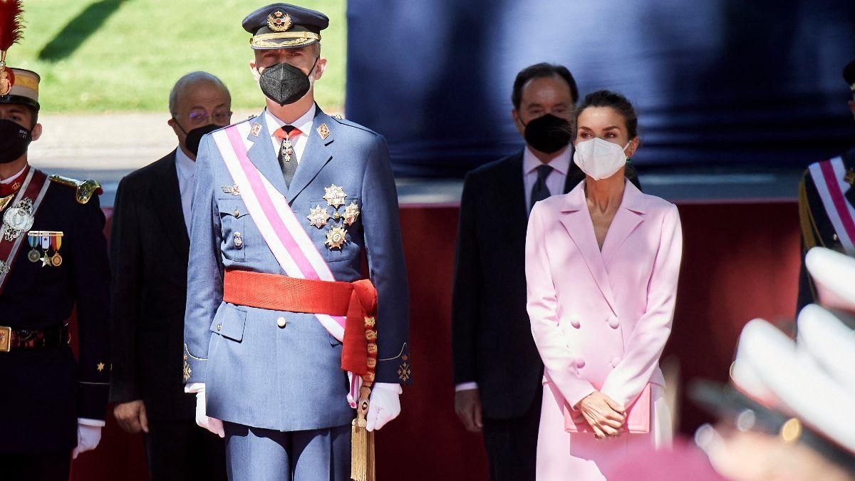 В розовом платье: королева Летиция ошеломила романтическим образом В розовом платье: королева Летиция ошеломила романтическим образом