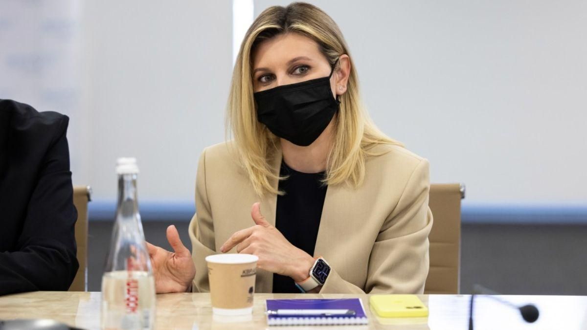 Олена Зеленська у коричневому костюмі на робочій зустрічі: фото Олена Зеленська у коричневому костюмі на робочій зустрічі: фото