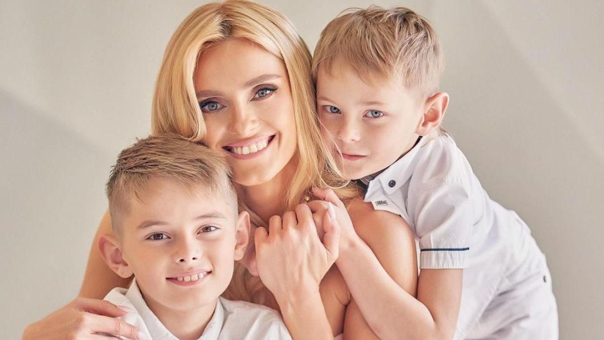Ірина Федишин позувала у ніжно-рожевій сукні: фото з синами