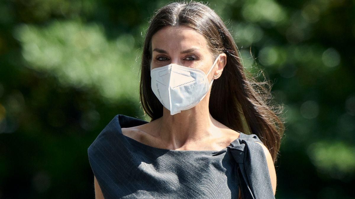 Королева Летиция покорила элегантностью в сером платье: фото Королева Летиция покорила элегантностью в сером платье: фото