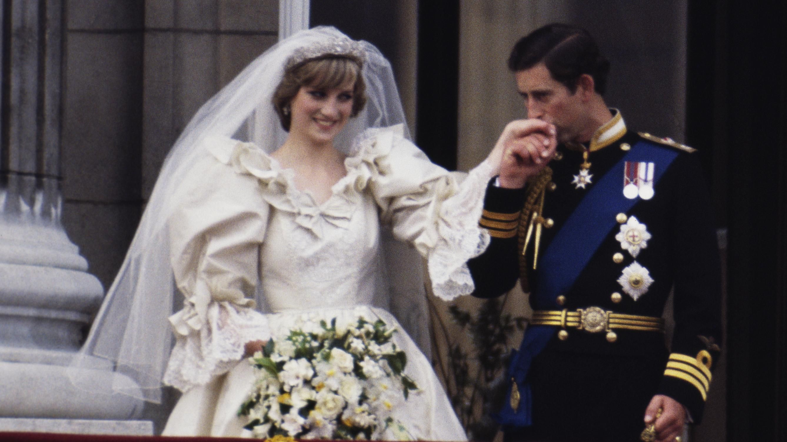 Весільну сукню принцеси Діани вперше за довгий час покажуть на публіці Весільну сукню принцеси Діани вперше за довгий час покажуть на публіці