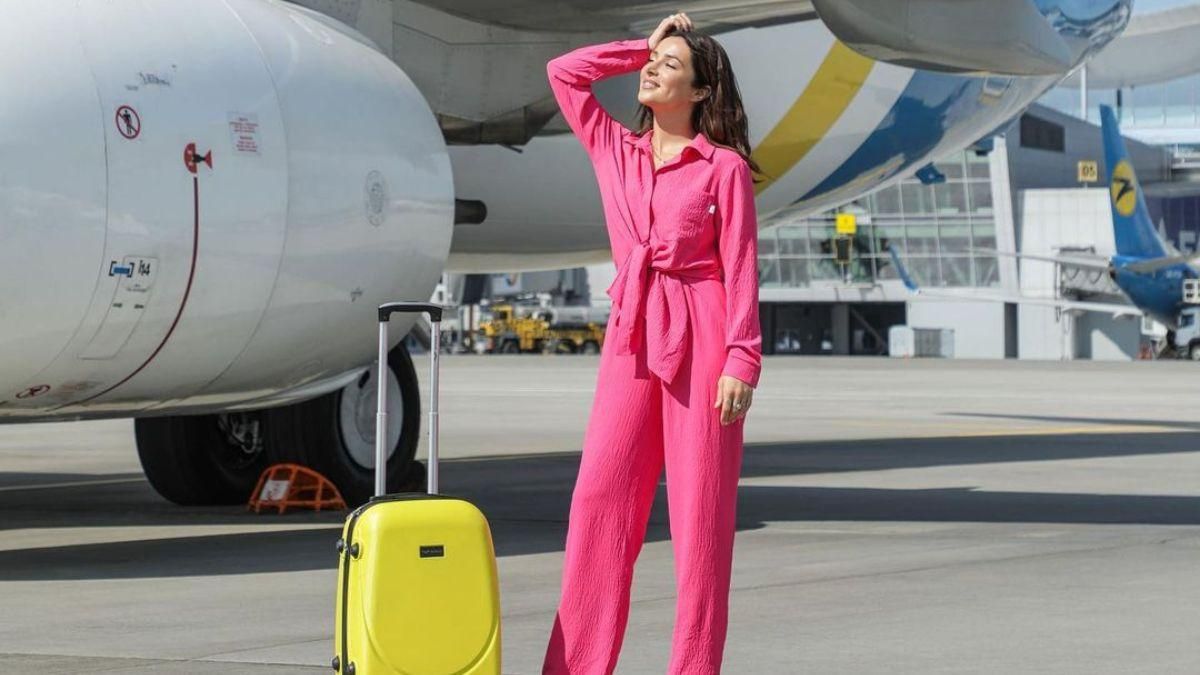 Злата Огневич очаровала образом у самолета: фото в розовом костюме