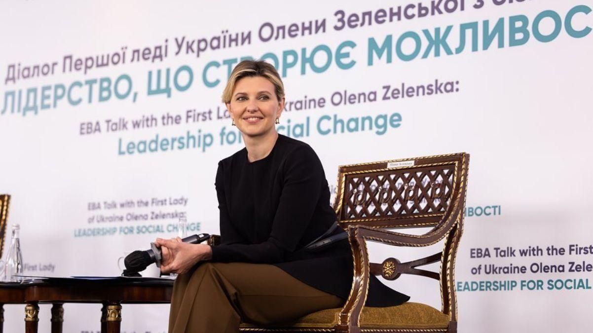 Олена Зеленська в коричневих штанах і чорній кофті: фото Олена Зеленська в коричневих штанах і чорній кофті: фото