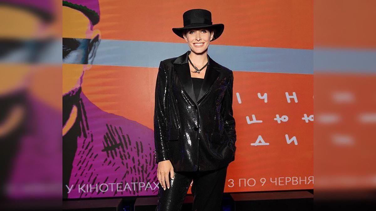 Беременная Катя Осадчая поразила образом в блестящем костюме: фото Беременная Катя Осадчая поразила образом в блестящем костюме: фото