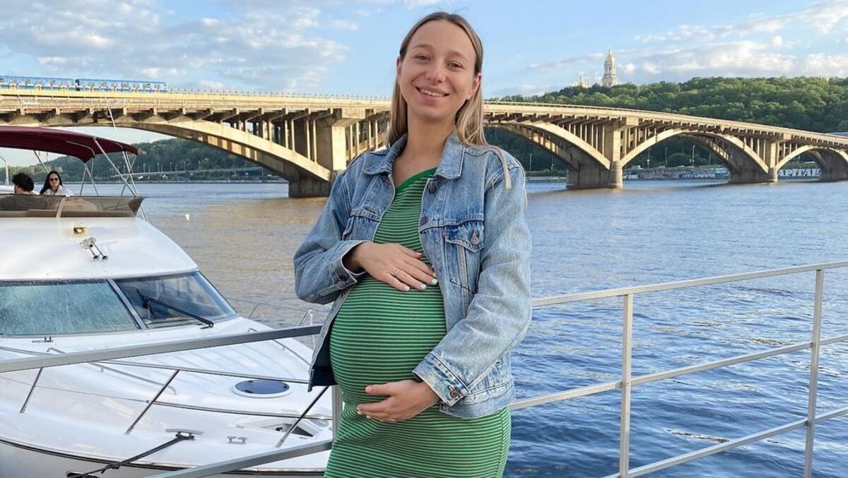 Жена Виктора Павлика показала беременный живот в обтягивающих платье