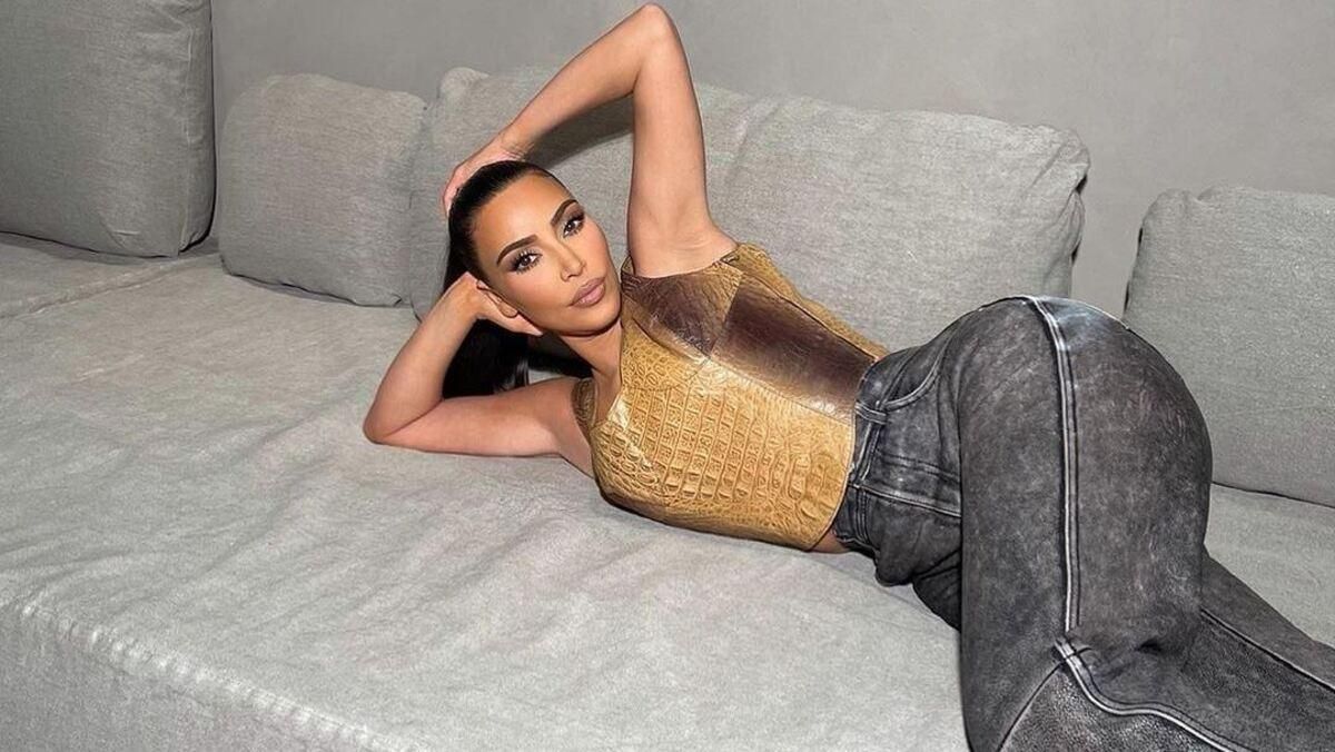 Кім Кардашян показала зухвалий образ у топі з декольте: сміливе фото Кім Кардашян показала зухвалий образ у топі з декольте: сміливе фото