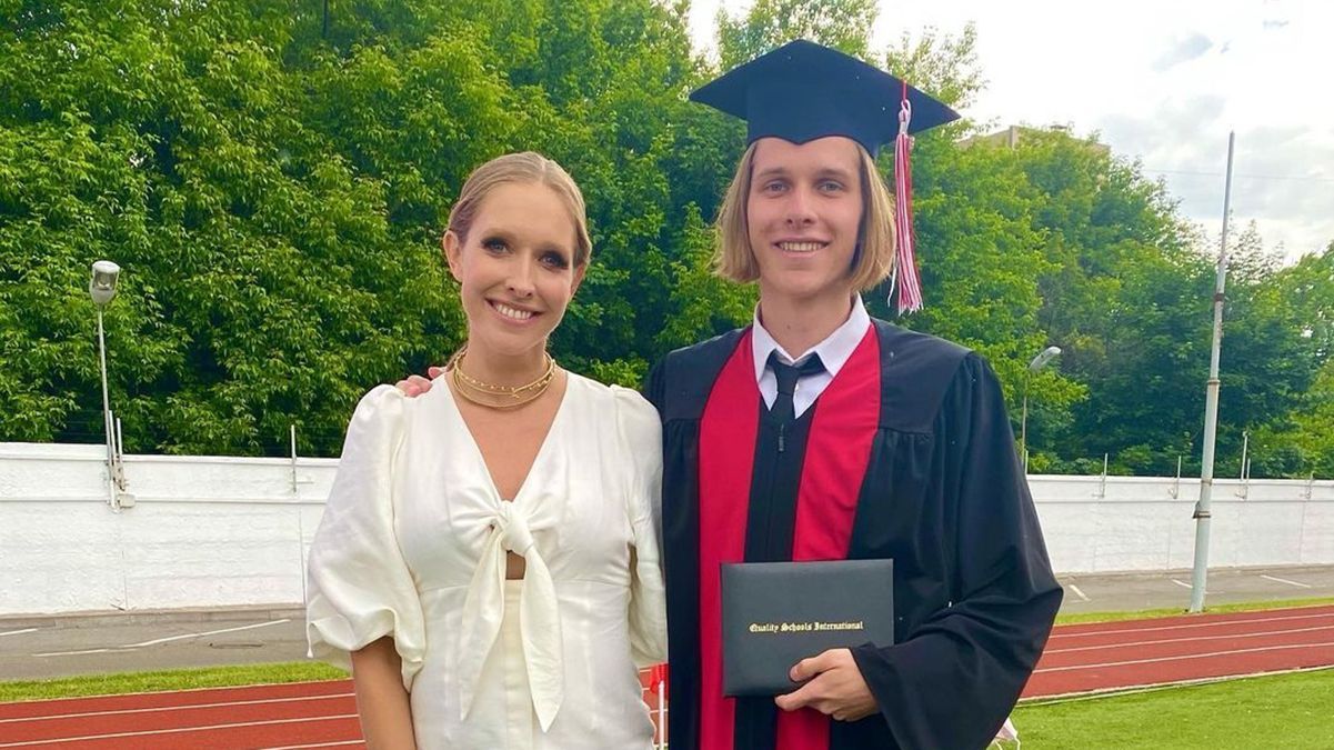 Катя Осадчая позировала со старшим сыном: фото с выпускного Катя Осадчая позировала со старшим сыном: фото с выпускного