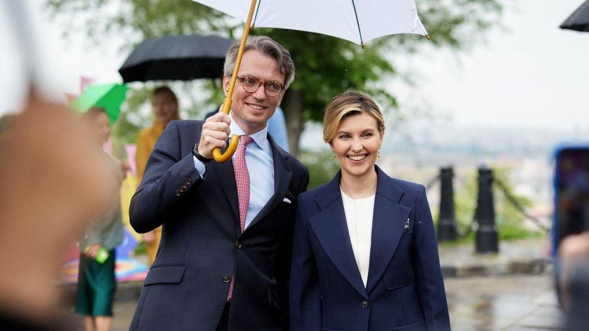 Елена Зеленская ошеломила образом в синем костюме: фото Елена Зеленская ошеломила образом в синем костюме: фото