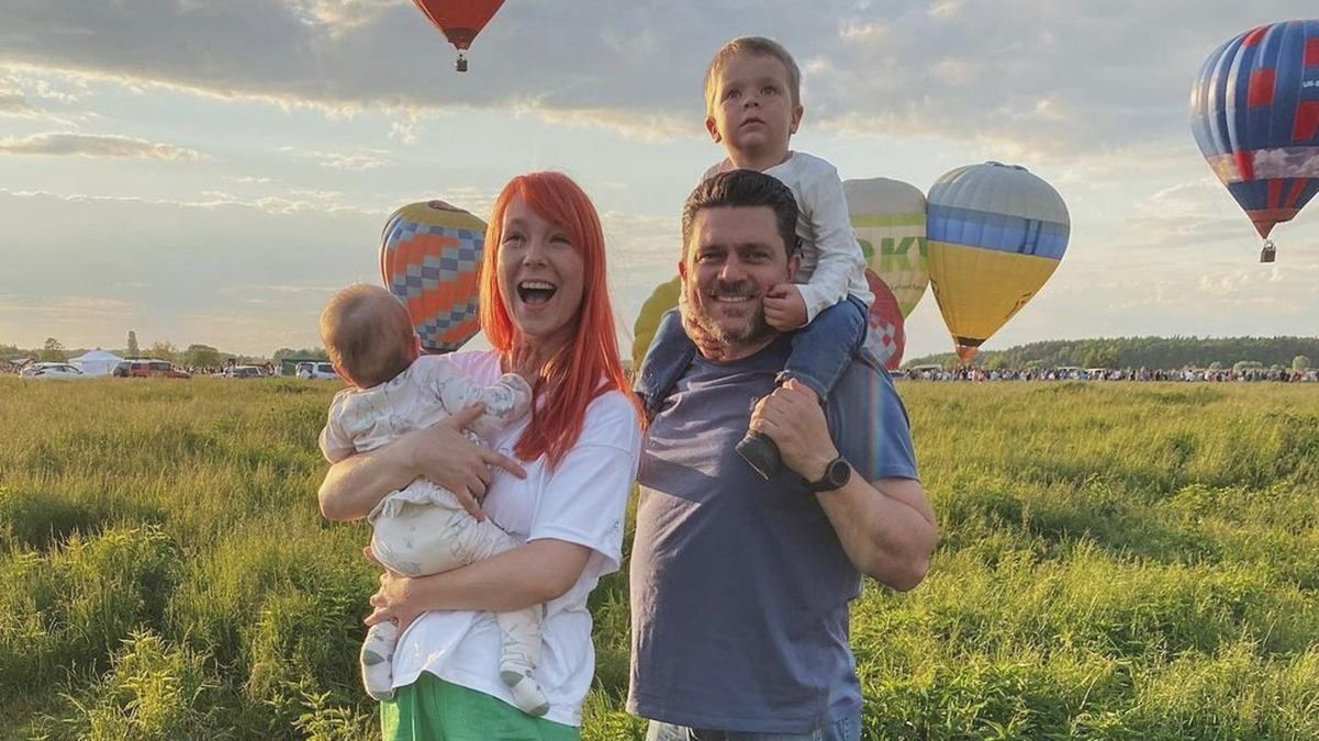 Светлана Тарабарова покорила семейным фото на фоне воздушных шаров