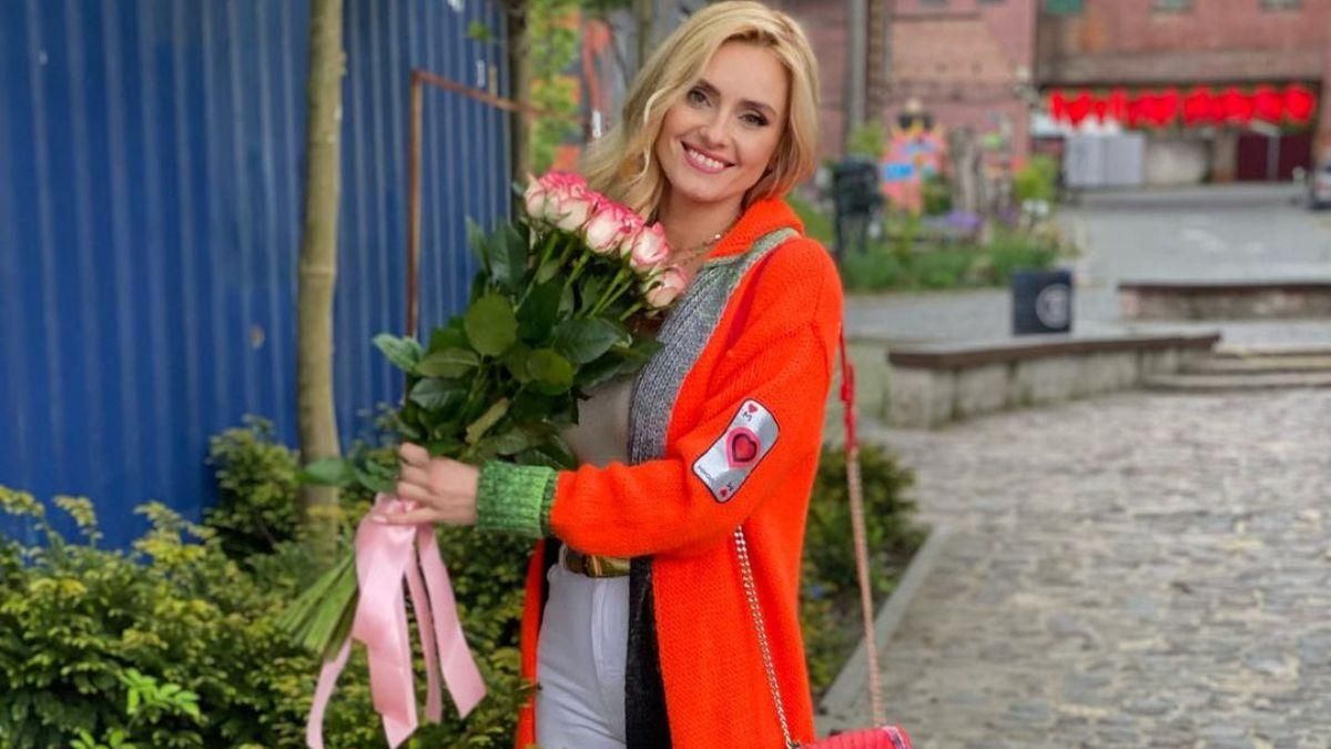 Ирина Федишин ошеломила образом в кардигане и босоножках: фото Ирина Федишин ошеломила образом в кардигане и босоножках: фото