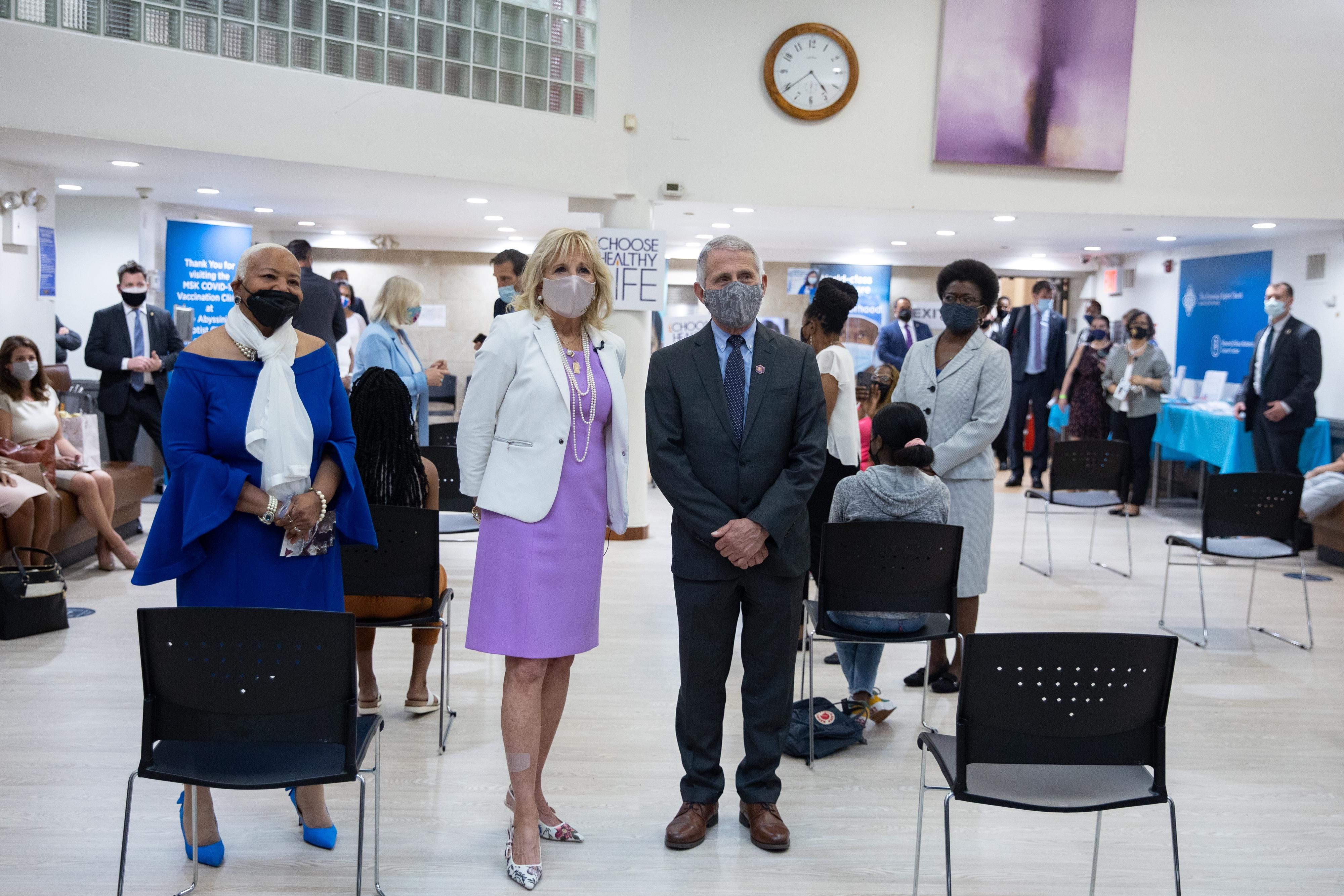 Джилл Байден захватила изящным образом в лавандовом платье фото Джилл Байден захватила изящным образом в лавандовом платье фото