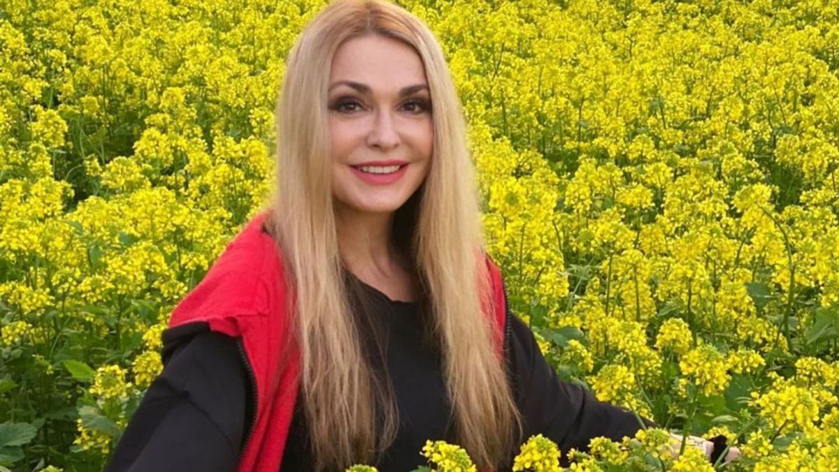 Ольга Сумська показала образ на полі серед цвіту: ефектні фото