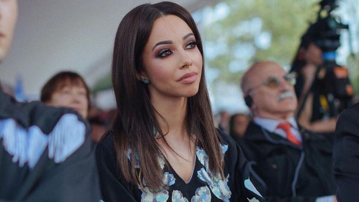 Екатерина Повар в платье с вышивкой фото изысканного образа Екатерина Повар в платье с вышивкой фото изысканного образа