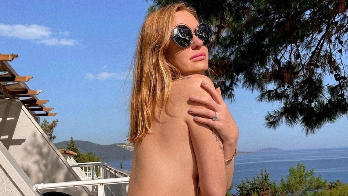 Слава Каминская полностью обнажила грудь на отдыхе в Турции: фото