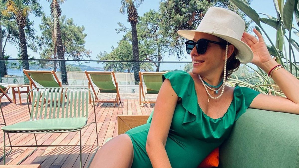Катя Осадчая позировала купальнике и шляпе за 9 тысяч гривен: фото