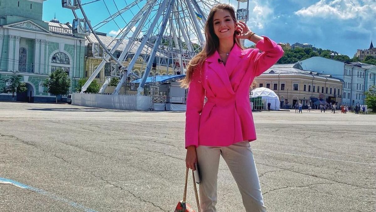 Дружина Дмитра Комарова показала look у жакеті за 3200 гривень Дружина Дмитра Комарова показала look у жакеті за 3200 гривень