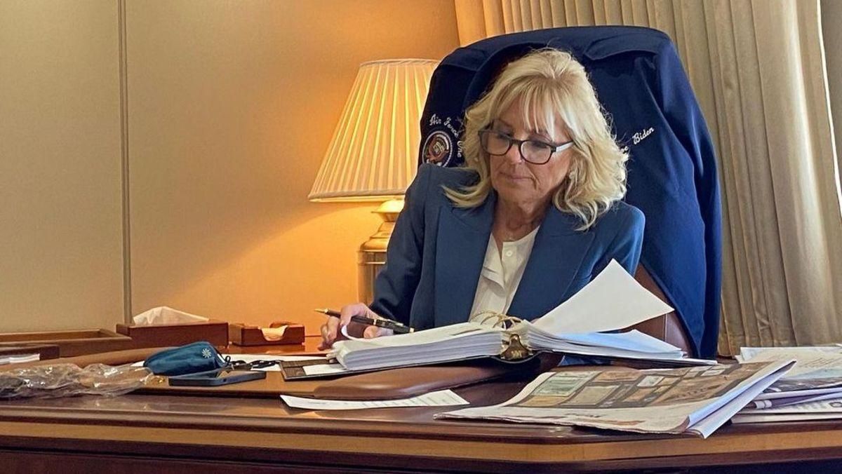 Джилл Байден зачарувала елегантністю в костюмі: образ першої леді Джилл Байден зачарувала елегантністю в костюмі: образ першої леді