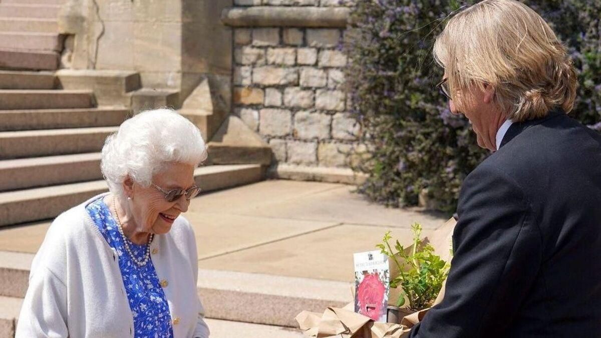 Елизавете II подарили сорт роз, названный в честь принца Филиппа