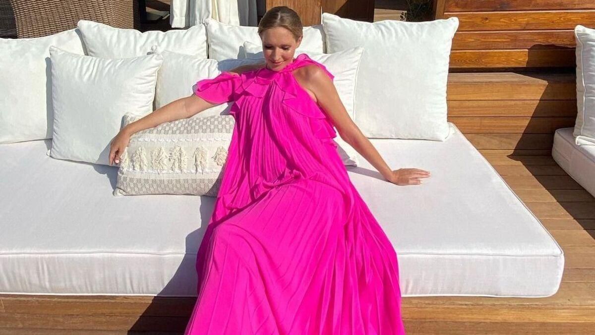 Катя Осадча приголомшила розкішним look у сукні кольору фуксії: фото