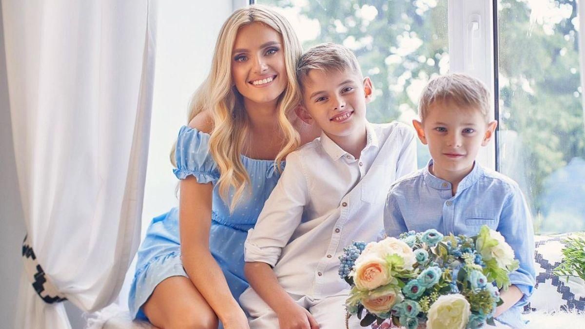 Ирина Федишин в нежном образе позировала на фотосессии с сыновьями
