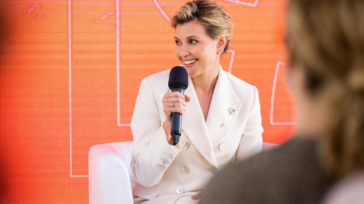 Олена Зеленська вийшла в світ у білому костюмі: фото Олена Зеленська вийшла в світ у білому костюмі: фото
