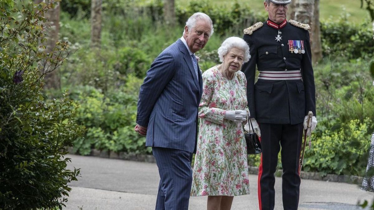 Елизавета II в цветочном платье вышла в свет вместе с сыном: фото Елизавета II в цветочном платье вышла в свет вместе с сыном: фото
