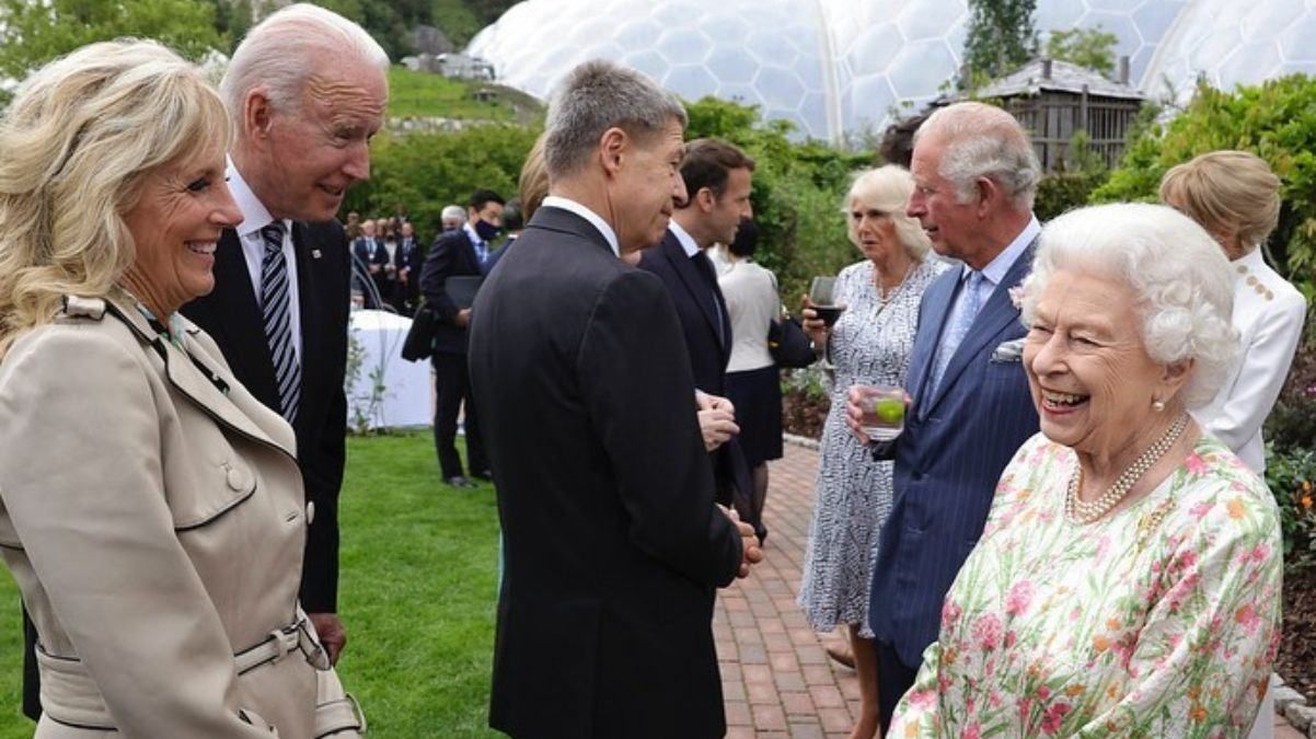 Джо Байден на встрече с Елизаветой II нарушил королевский протокол