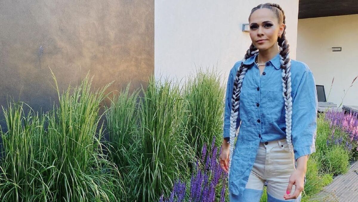 Юлія Саніна захопила трендовим образом у джинсовому вбранні: фото