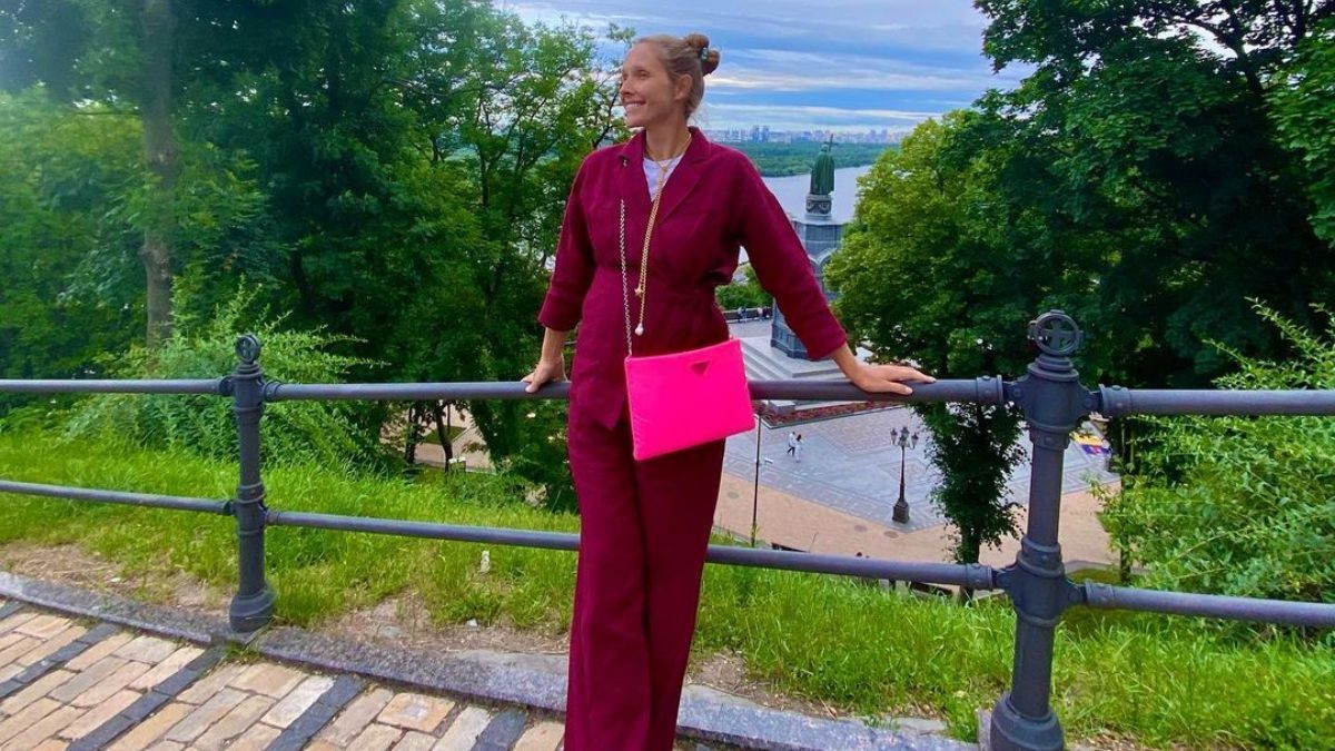 Беременная Катя Осадчая в стильном костюме прогулялась Киевом: фото