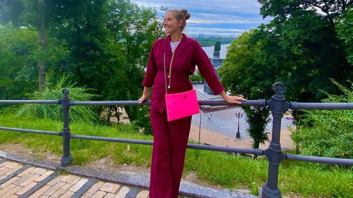 Беременная Катя Осадчая в стильном костюме прогулялась Киевом: фото Беременная Катя Осадчая в стильном костюме прогулялась Киевом: фото