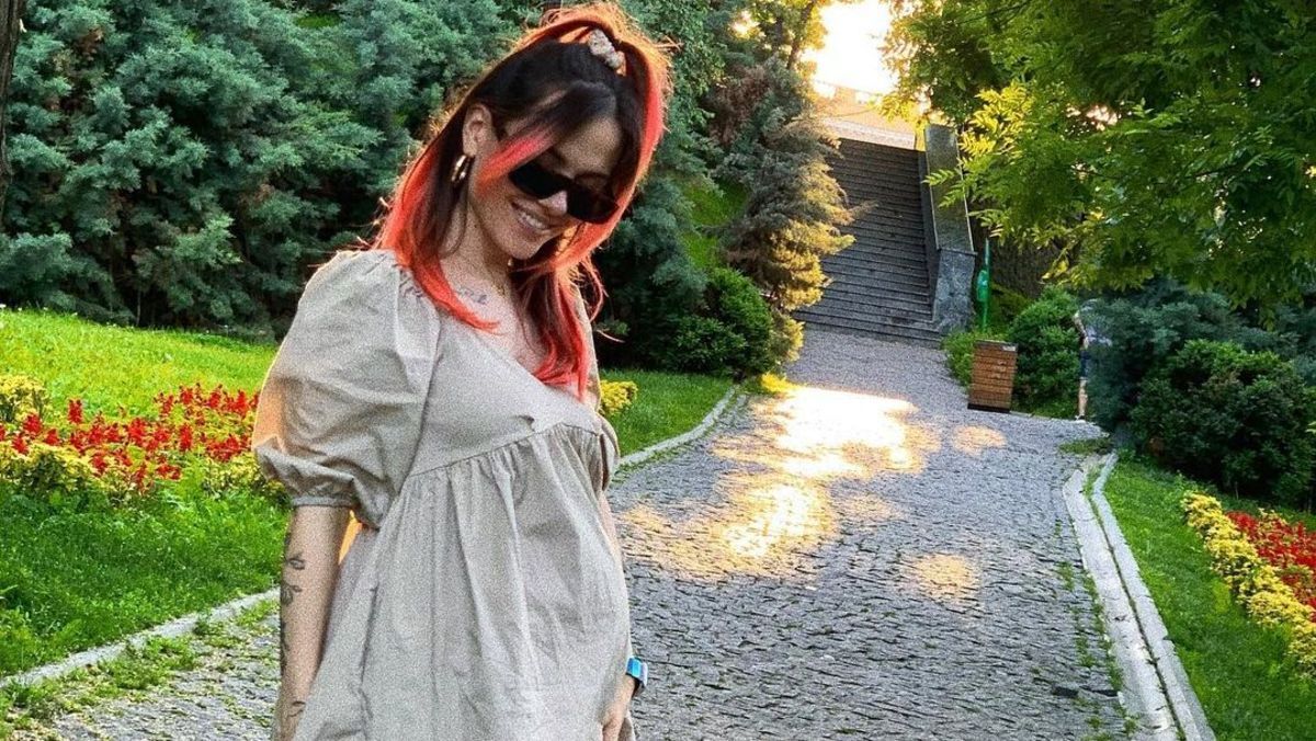 Вагітна MamaRika одягнула об'ємну мінісукню: фото чарівного образу Вагітна MamaRika одягнула об'ємну мінісукню: фото чарівного образу