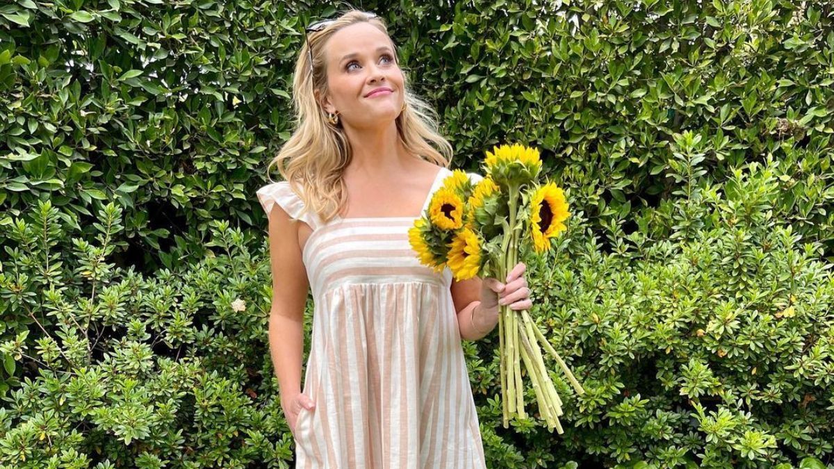 Риз Уизерспун очаровала летним образом в легком платье: фото Риз Уизерспун очаровала летним образом в легком платье: фото