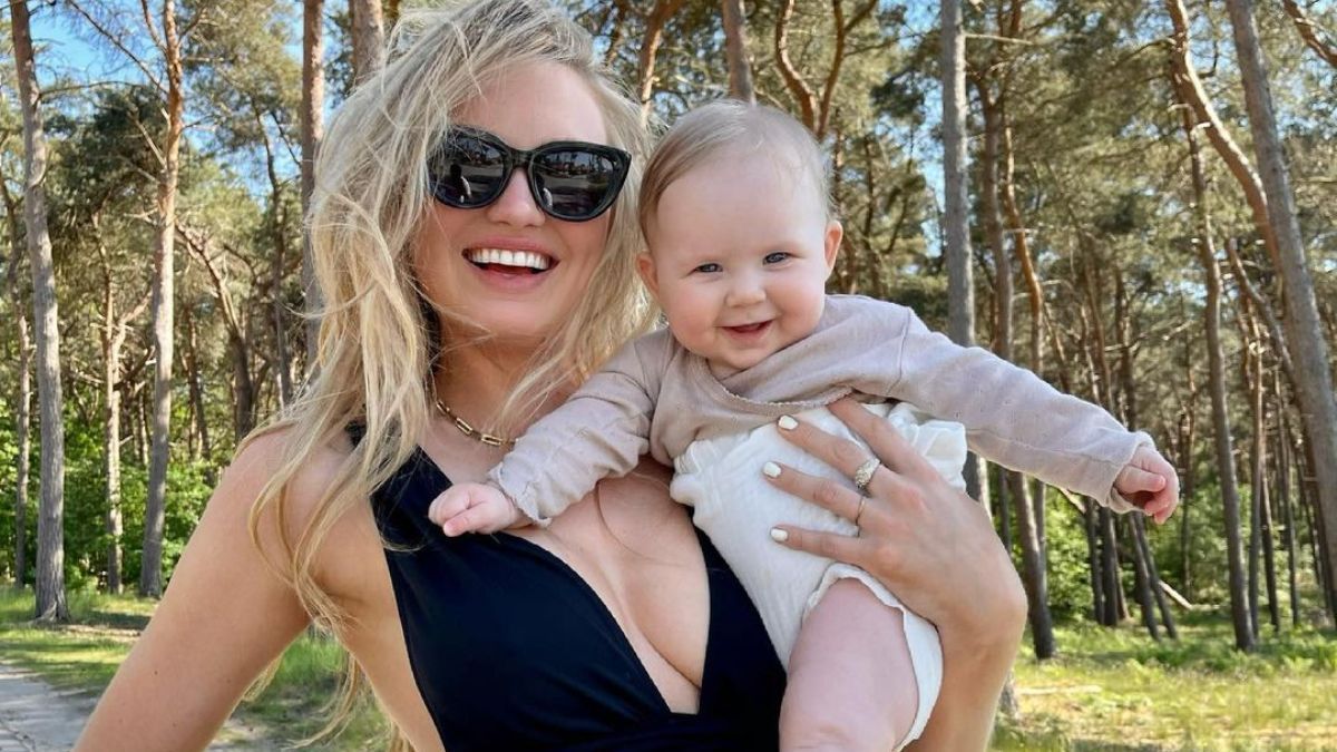 Ромі Стрейд у пікантному образі позувала з маленькою донькою: фото Ромі Стрейд у пікантному образі позувала з маленькою донькою: фото