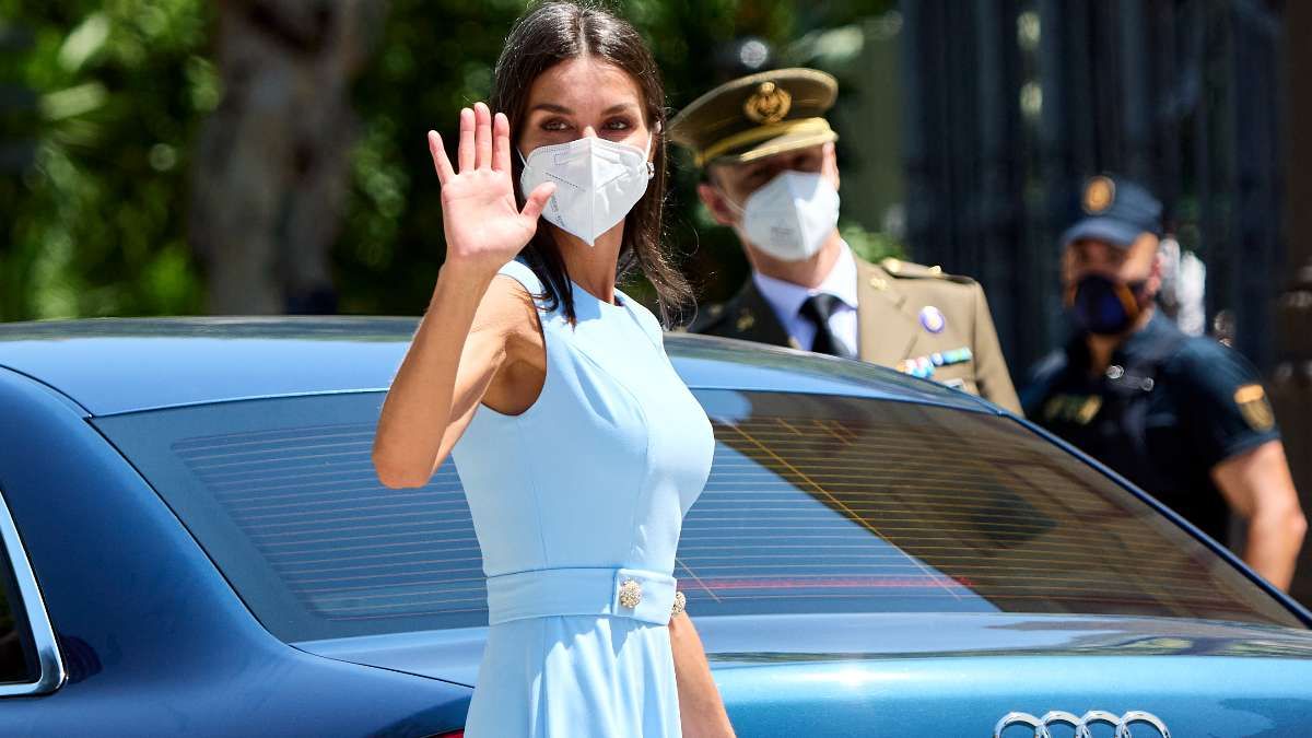 Королева Летиция ошеломила летним образом: фото в голубом платье Королева Летиция ошеломила летним образом: фото в голубом платье