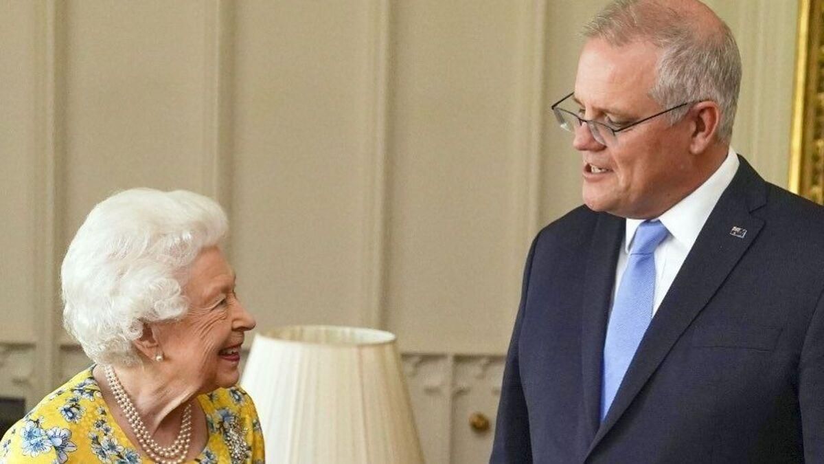 Єлизавета II зачарувала яскравим образом у жовтій сукні: фото Єлизавета II зачарувала яскравим образом у жовтій сукні: фото