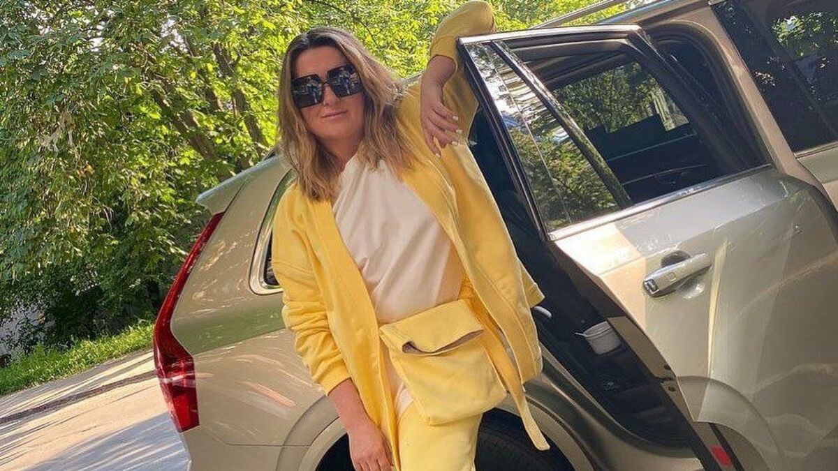 Наталья Могилевская ошеломила ярким образом в желтом костюме