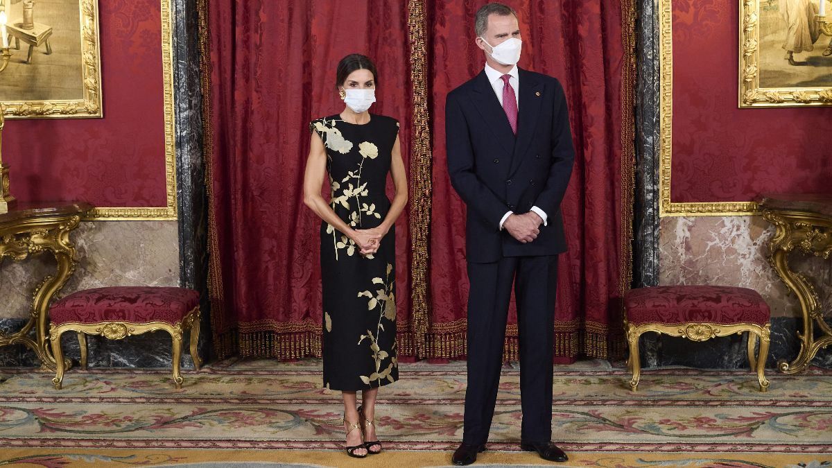 Королева Летиция на ужине появилась в изысканном черном платье: фото Королева Летиция на ужине появилась в изысканном черном платье: фото