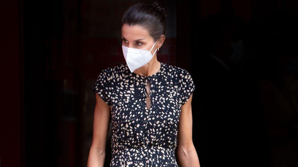 Королева Летиція зачарувала літнім образом в сукні Королева Летиція зачарувала літнім образом в сукні