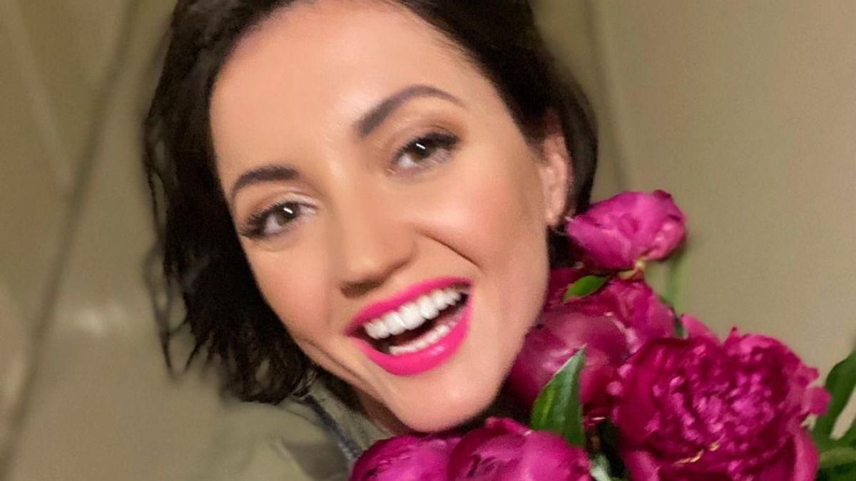 Оля Цибульська вразила яскравими фото з півоніями Оля Цибульська вразила яскравими фото з півоніями