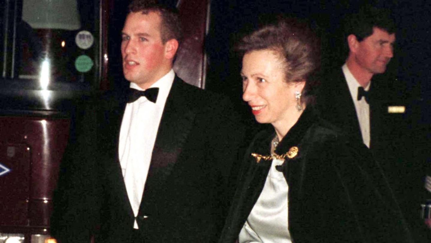 После развода внук Елизаветы II вернется жить в дом матери После развода внук Елизаветы II вернется жить в дом матери