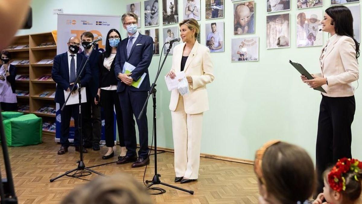 Елена Зеленская посетила Полтаву в изысканном образе фото Елена Зеленская посетила Полтаву в изысканном образе фото